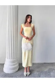 elegancka-sukienka-midi-z-blyszczacymi-detalem-na-dekolcie-l-5ia