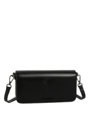 chiara-ferragni-czarna-klasyczna-lakierowana-torebka-z-paskiem-i1l