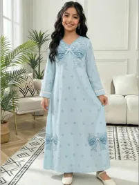 shein-blekitna-sukienka-maxi-z-bowiem-i-misternym-nadrukiem-146-152-12y-1la