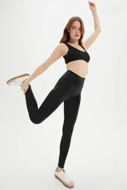 gladkie-czarne-legginsy-z-wysokim-stanem-i-blyszczaca-faktura-s-5ia
