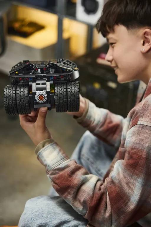 lego-technic-batmobiletm-tumbler
