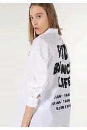 biala-koszula-casual-z-nadrukiem-i-dlugim-rekawem-s-5ia