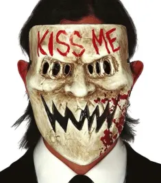 okropna-maska-jak-z-horroru-z-napisem-kiss-me