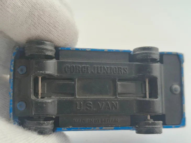 corgi-juniors-us-van-adidas-marka-corgi