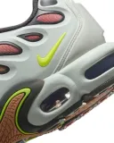 nike-air-max-plus-drift-wzor-dominujacy-logo