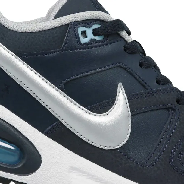nike-air-max-command-leather-wzor-dominujacy-logo