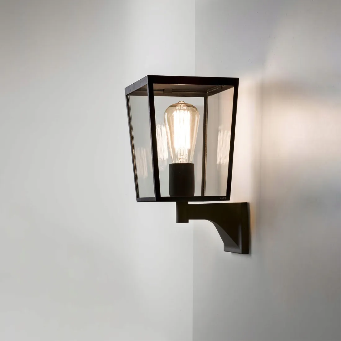 kinkiet-farringdon-czarny-1366002-astro-lighting-stan-nowy