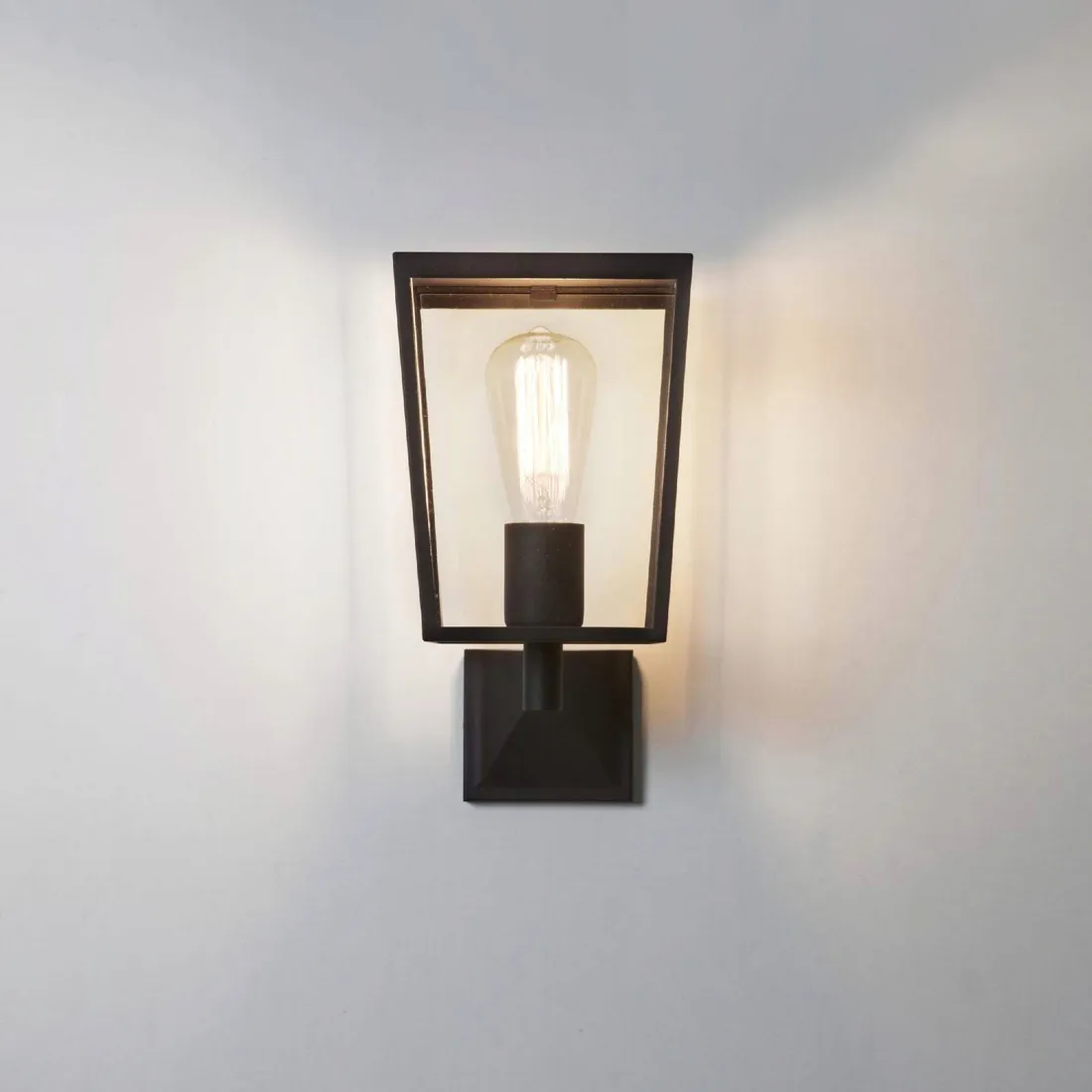 kinkiet-farringdon-czarny-1366002-astro-lighting-stan-nowy