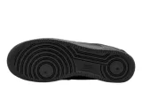 nike-air-force-1-07-wzor-dominujacy-logo