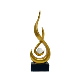 abstrakcyjna-zlota-rzezba-dekoracyjna-ze-statua-plomienia-i-szklana-kula