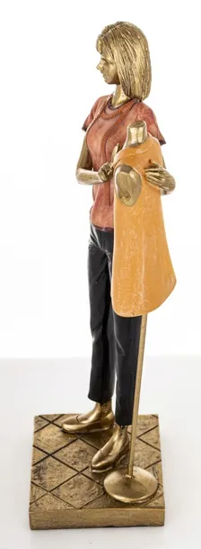 figurka-kobieta-krawcowa-24cm-wysokosc-produktu-24-cm