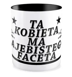 kubek-czarny-prezent-na-dzien-kobiet-ta-kobieta-ma-zaje-istego-faceta