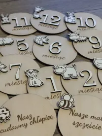 drewniane-tabliczki-z-miesiacami-dziecka-imie-3-gratis-16-sztuk