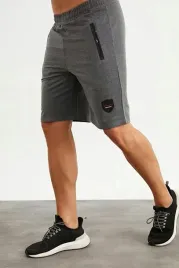 szare-gladkie-spodenki-meskie-na-gumce-z-naszywka-6xl-5ia