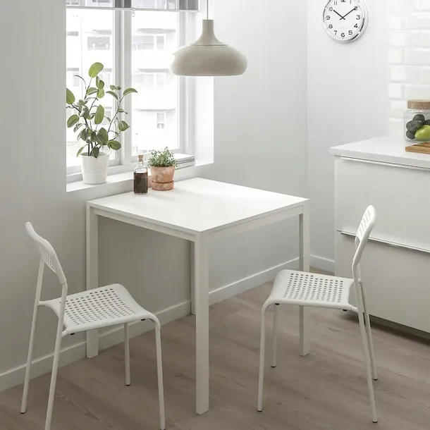 krzeslo-biale-ikea-adde-do-jadalni-kolor-obicia-brak