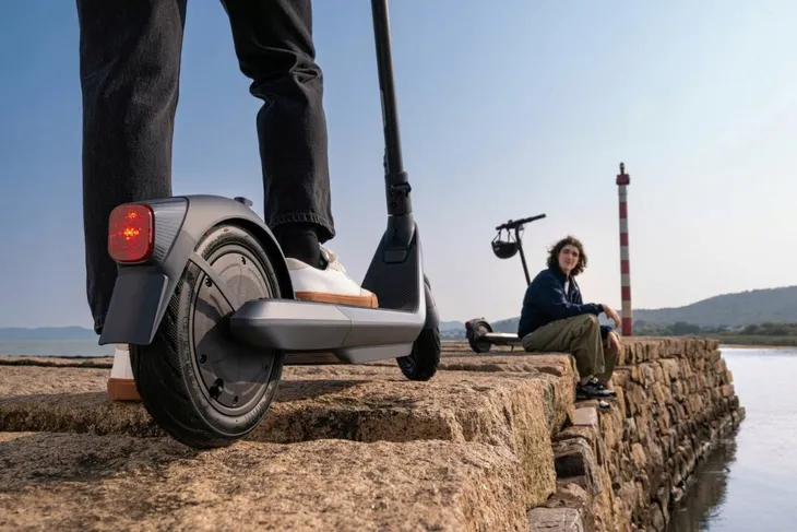 segway-ninebot-kickscooter-e2-pro-d-cechy-dodatkowe-bluetooth-dedykowana-aplikacja-glosnik-licznik-oswietlenie-pompowane-kola-predkosciomierz-skladana-stopka-tempomat-wodoodpornosc