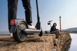 segway-ninebot-kickscooter-e2-pro-d-cechy-dodatkowe-bluetooth-dedykowana-aplikacja-glosnik-licznik-oswietlenie-pompowane-kola-predkosciomierz-skladana-stopka-tempomat-wodoodpornosc