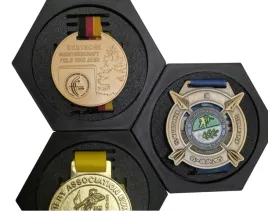 heksagonalny-uchwyt-na-medal-ramka-twist