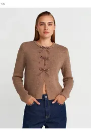 pleciony-brazowy-sweter-damski-z-kokardkami-elegancki-5ia