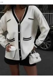 gladki-bialy-sweter-z-czarna-linia-elegancki-5ia