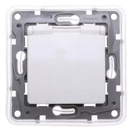 legrand-niloe-bialy-gniazdo-pojedyncze-ip44-z-uziemieniem
