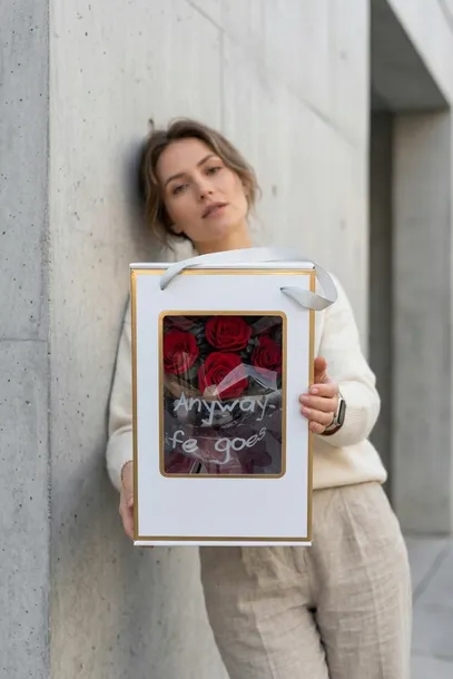 bukiet-premium-w-pudelku-evergive-a-lasting-gesture-ruby-devotion-waga-z-opakowaniem-0-9-kg-technika-wykonania-inny