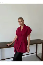 elegancka-kamizelka-damska-z-paskiem-w-kolorze-burgund-l-5ia