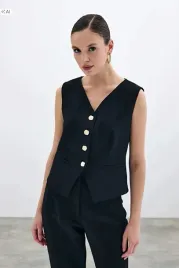 elegancka-czarna-kamizelka-z-zlotymi-guzikami-40-5ia