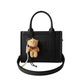 klasyczna-torebka-damska-czarna-shopper-elegancka-na-ramie-z-zawieszka