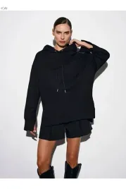 luzna-czarna-bluza-z-kapturem-i-miekkim-materialem-36-5ia