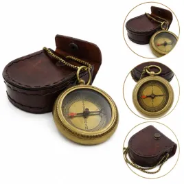 stylowy-kompas-mosiezny-z-lancuszkiem-w-skorzanym-etui-com-0470a
