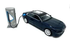 msz-bmw-i7-granatowy-1-32-ze-stacja-ladowania-swiatlo-dzwiek