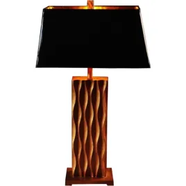 lampa-stojaca-imitujaca-rzezbione-drewno-ze-zlotymi-akcentami