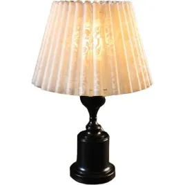 lampa-stojaca-czarna-ze-stabilna-noga-i-bialym-plastikowym-abazurem