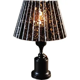 czarna-lampa-stojaca-z-metalu-z-plastikowym-abazurem-w-wzor-koronki