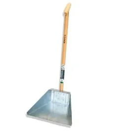 szufelka-ocynkowana-do-zmiatania-smieci-smietniczka-z-dluga-raczka-90cm