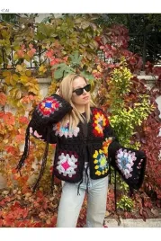 recznie-pleciony-czarny-sweter-boho-z-kolorowymi-kwadratami-m-5ia