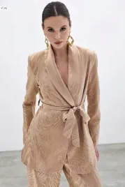 elegancka-kurtka-bezowa-z-wiazaniem-oraz-wzorem-36-5ia