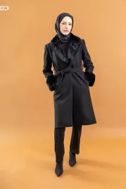 elegancki-czarny-plaszcz-z-futerkiem-i-paskiem-50-5ia