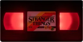 czerwona-lampa-biurkowa-z-logo-stranger-things-vhs