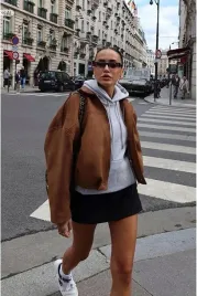 krotka-zamszowa-kurtka-damska-w-stylu-minimalistycznym-m-5ia