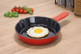 patelnia-zeliwna-20-cm-emaliowana-z-silikonowa-nakladka-cast-enamel
