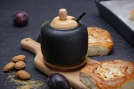 cukiernica-porcelanowa-ryflowana-z-podstawka-osborn-czarna-mat