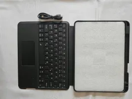 klawiatura-i-etui-do-ipada-pro-11-ze-stojakiem-model-seiwg-rz003