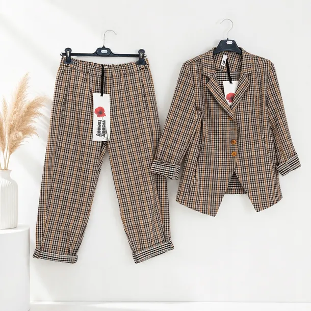 Wendy Trendy – komplet damski: marynarka + spodnie krata brązowy