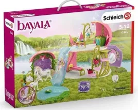 kwiecisty-dom-z-jeziorem-i-stajnia-bayala