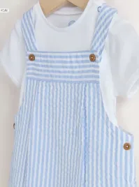 niebieski-w-paski-zestaw-niemowlecy-ogrodniczki-z-tkaniny-i-body-3-6m