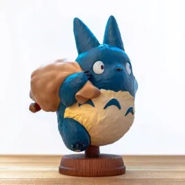 figurka-totoro-ze-shreka-sredni-totoro-37-cm-ma-niebieski-z-woreczkiem