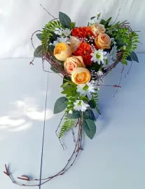 stroik-w-ksztalcie-serca-elegancka-kompozycja-kwiatowa