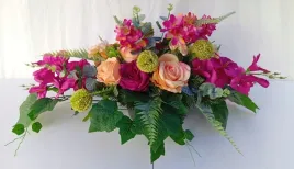 stroik-nagrobny-8452-cm-z-rozami-i-zielenia-elegancka-kompozycja